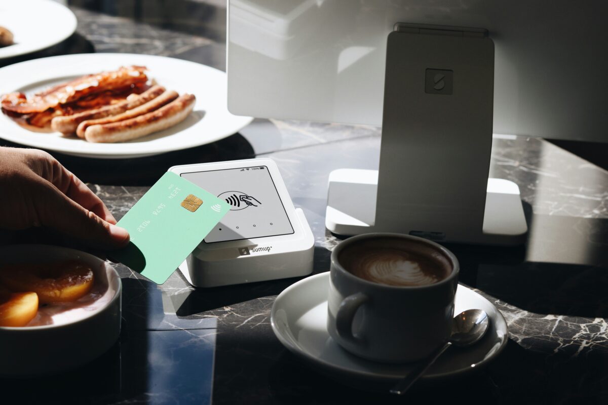 paying in cafe